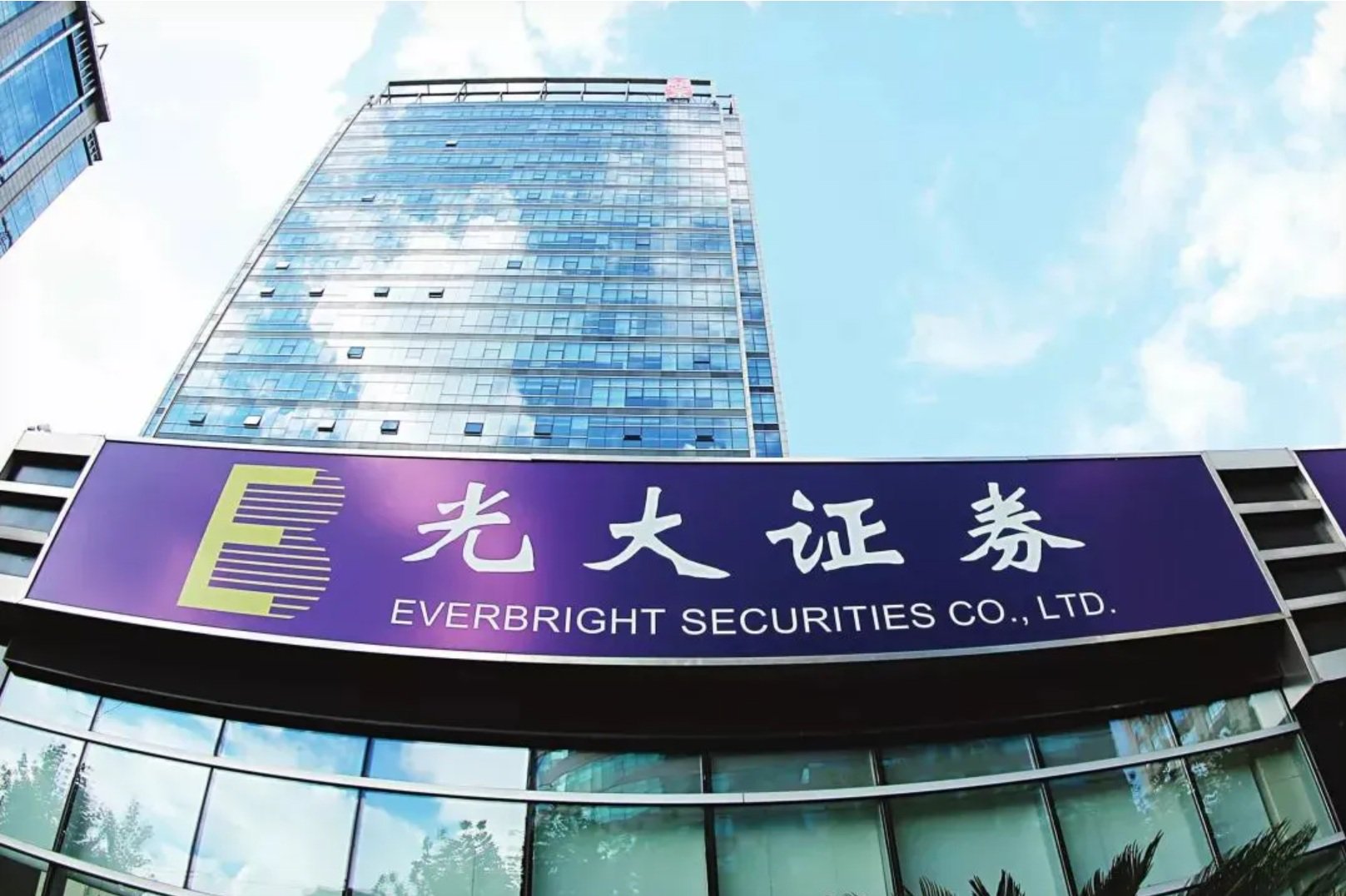 个人投资者在手机和电脑前对比券商费率截图